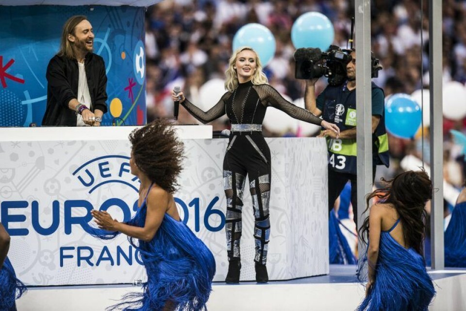 David Guetta och Zara Larsson uppträder med den officiella EM-låten 2016. David Guetta och Zara Larsson uppträder med den officiella EM-låten 2016.