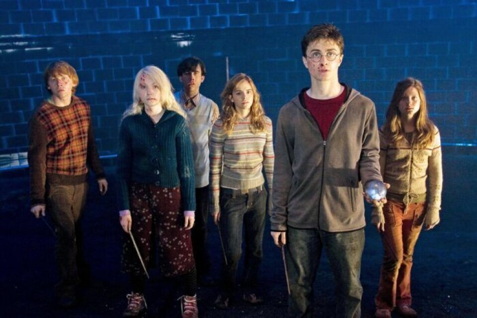 Harry Potter och fenixordern hade premiär år 2007, med en 16-årig Bonnie Wright i rollen som Ginny Weasley längst till höger. Harry Potter och fenixordern hade premiär år 2007, med en 16-årig Bonnie Wright i rollen som Ginny Weasley längst till höger.