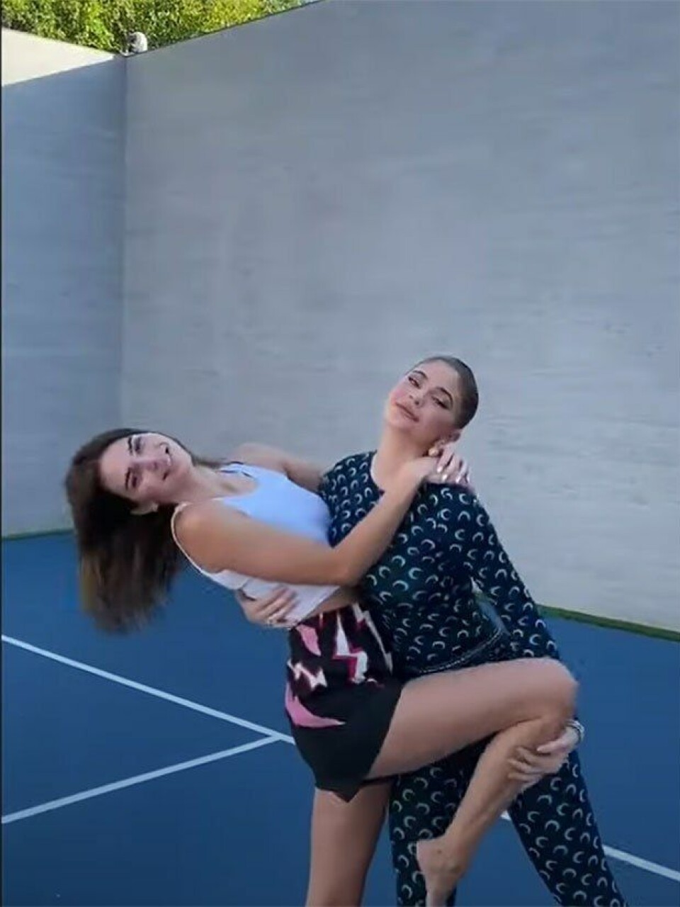Kendall Jenner and Kylie Jenner visar upp en kärleksfull dans i videon. Kendall Jenner and Kylie Jenner visar upp en kärleksfull dans i videon.