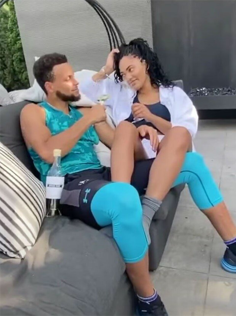 Stephen och Ayesha Curry ser ut att trivas tillsammans i sin karantän. Stephen och Ayesha Curry ser ut att trivas tillsammans i sin karantän.