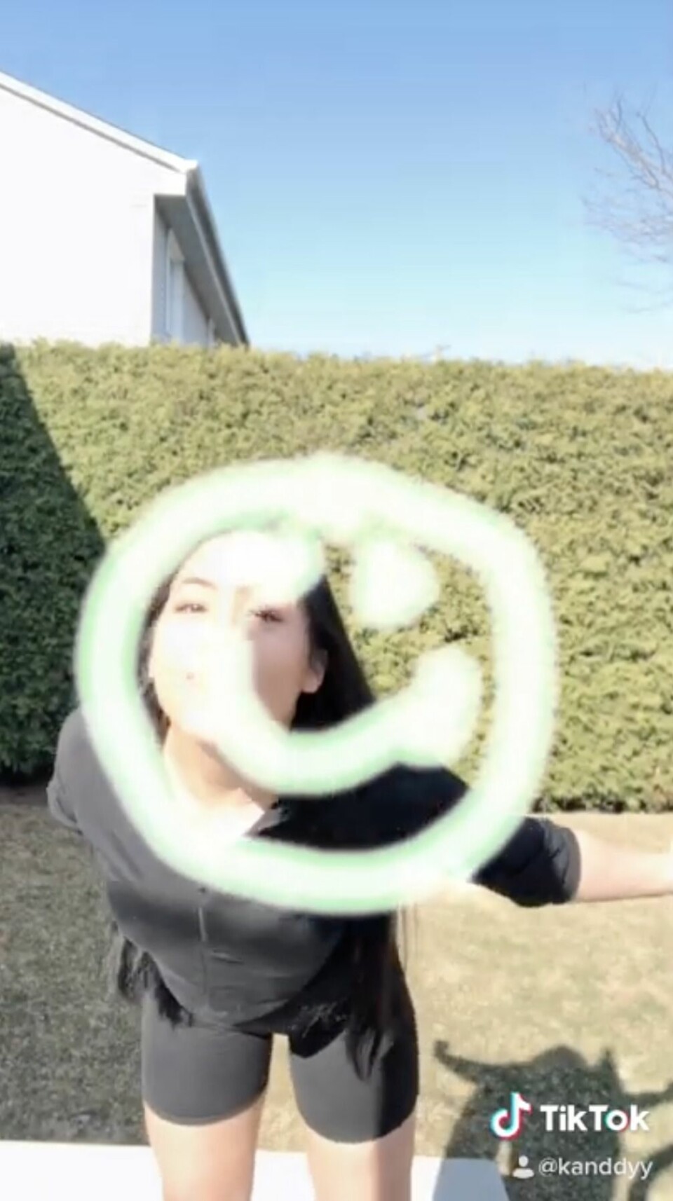 En populär challenge på TikTok nu är den där du ska rita en smiley med hjälp av näsan. En populär challenge på TikTok nu är den där du ska rita en smiley med hjälp av näsan.