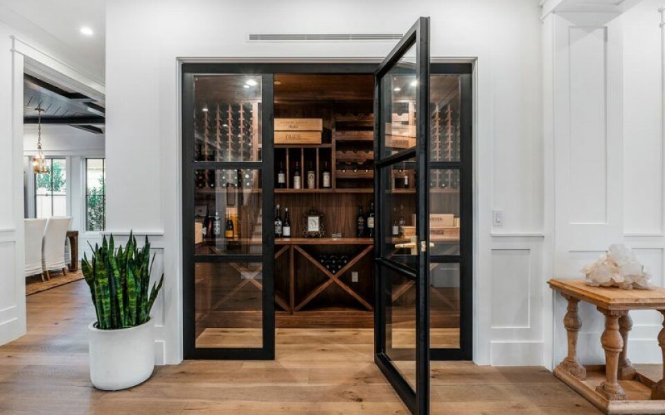 En walk in closet endast för vin? Ja, så ser det ut hemma hos Sarah Hyland och Wells Adams. En walk in closet endast för vin? Ja, så ser det ut hemma hos Sarah Hyland och Wells Adams.