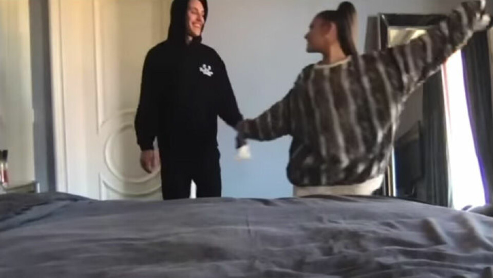 Dalton Gomez syns klart och tydligt i slutet av musikvideon Stuck With U. Dalton Gomez syns klart och tydligt i slutet av musikvideon Stuck With U.