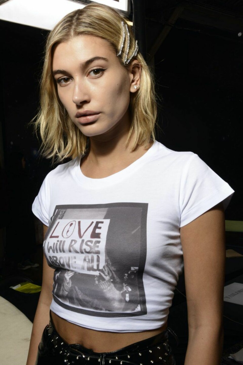 Hailey Bieber i glittriga hårspännen. Hailey Bieber i glittriga hårspännen.