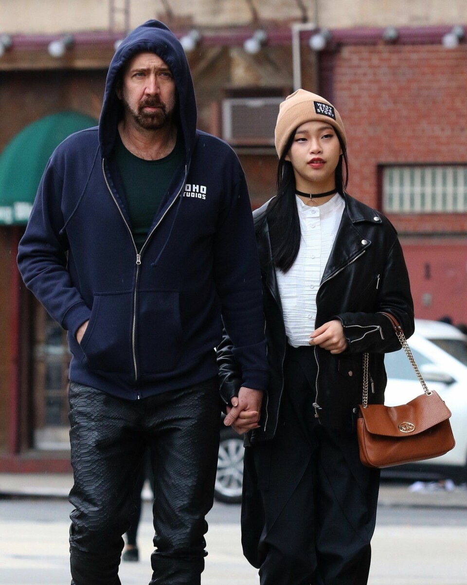 Nicolas Cage och Riko Shibata är ett par som det finns vissa frågetecken kring, vem är hon? till exempel. Nicolas Cage och Riko Shibata är ett par som det finns vissa frågetecken kring, vem är hon? till exempel.