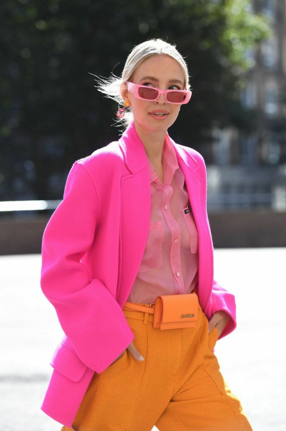 Den tyska modebloggerskan Leonie Hanne i rosa solglasögon. Den tyska modebloggerskan Leonie Hanne i rosa solglasögon.