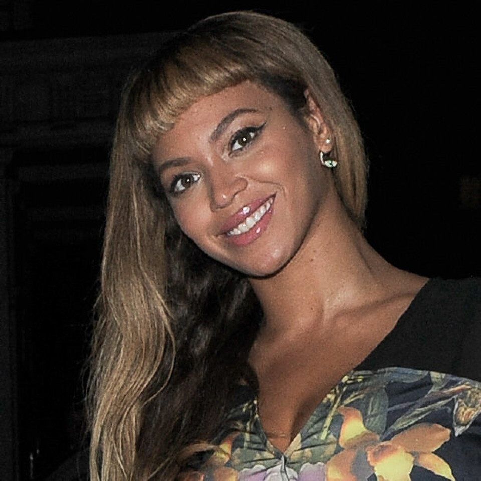 Beyoncé Knowles med kort lugg i färgen bronde. Beyoncé Knowles med kort lugg i färgen bronde.