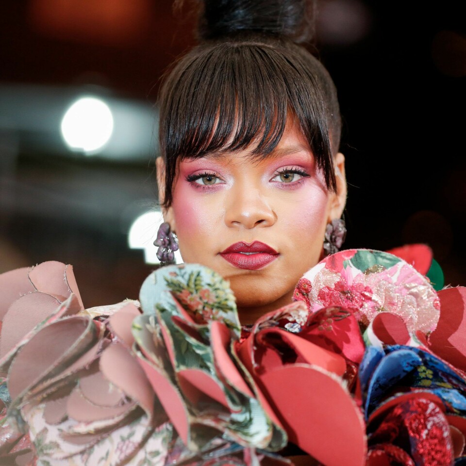 Sångerskan Rihanna kör på lugg till uppsatt. Sångerskan Rihanna kör på lugg till uppsatt.