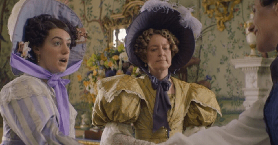 Daisy Edgar-Jones bär tidstypisk klädsel i Gentleman Jack. Daisy Edgar-Jones bär tidstypisk klädsel i Gentleman Jack.